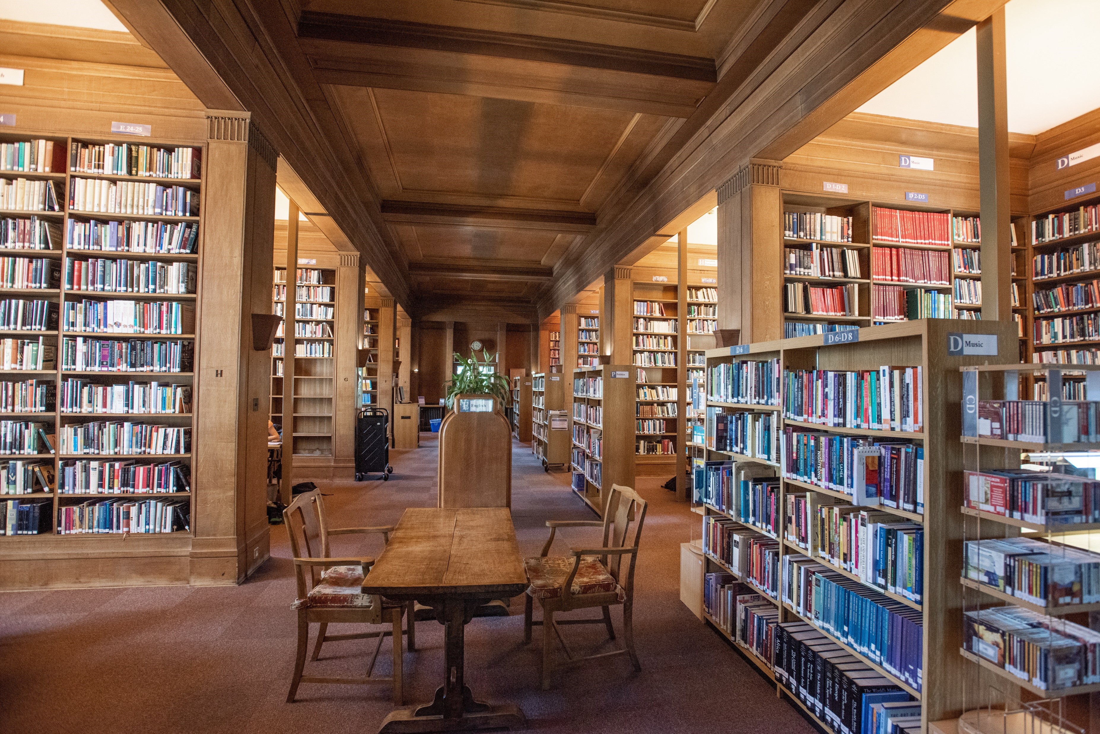 Table and chairs among bookshelves