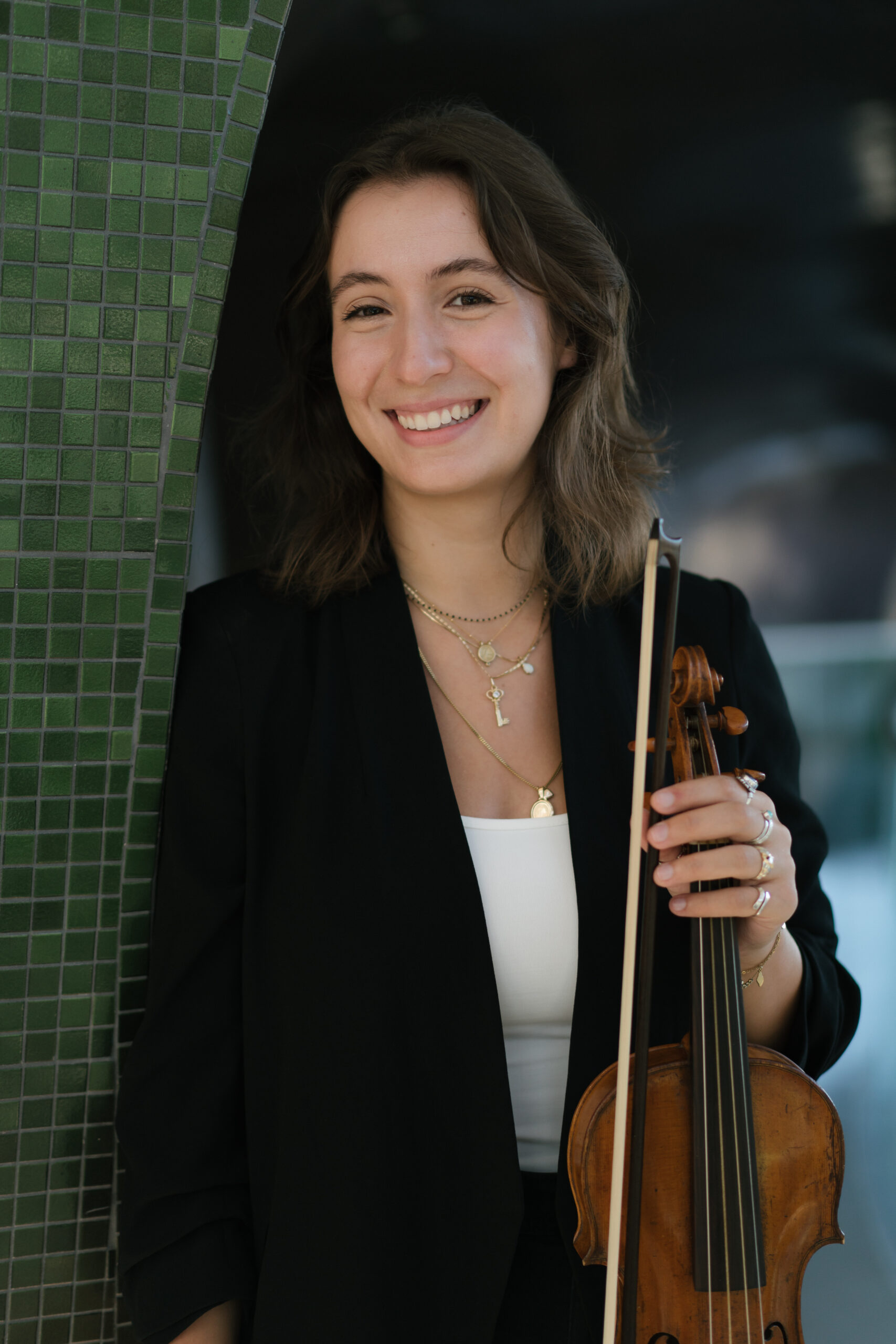Ela Kodžas holding her violin