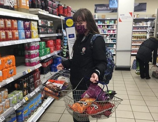 Pearl shopping for food