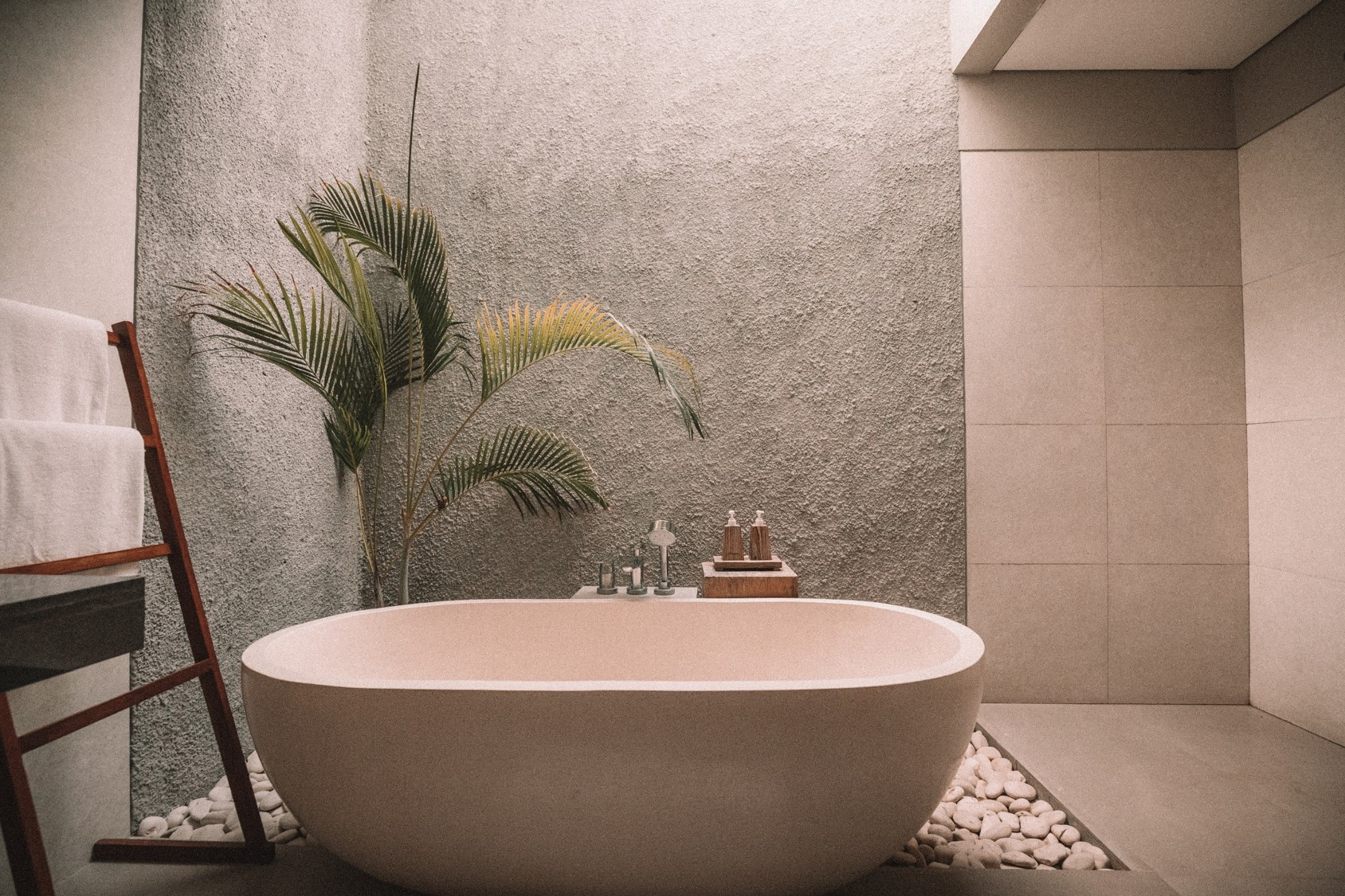 Bath in minimalist room