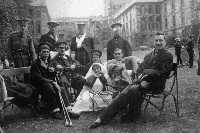 Photograph of Mabel Wace and ten soldiers in the grounds of New College, Oxford, 1915