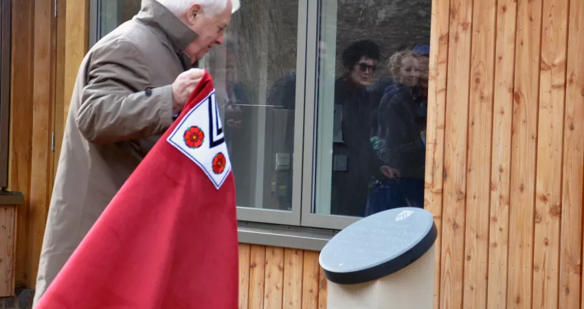 Chancellor Lord Patten unveiling the plaque