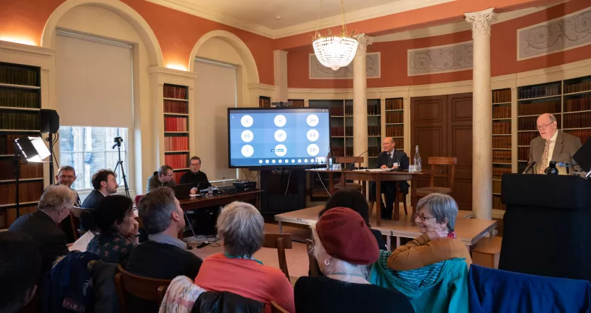 A keynote speakers received a question from the audience