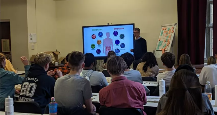 Prof Stephan Uphoff talking to students about antibiotic resistance