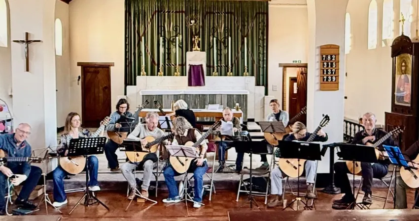 New Oxford Guitar Ensemble rehearse in a church